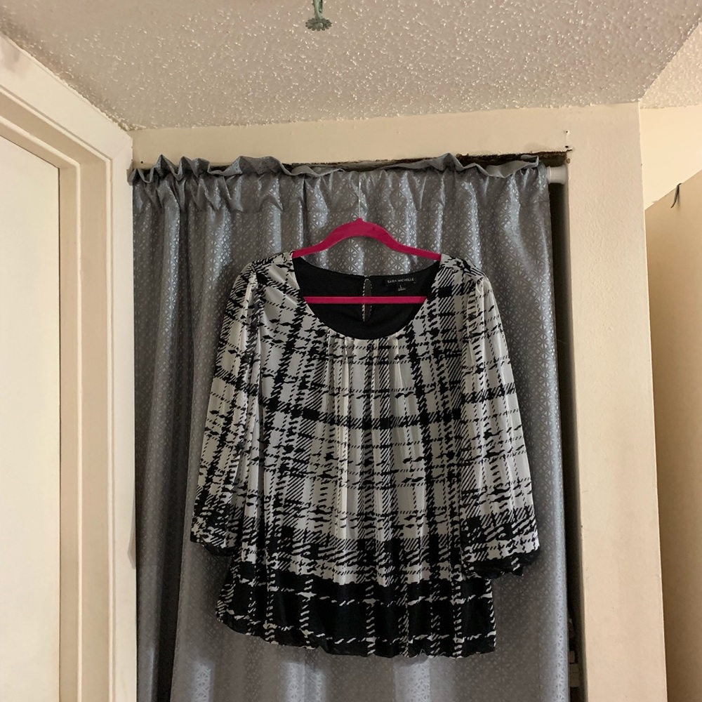 3/$15. Nice blouse mixed color black and white pattern